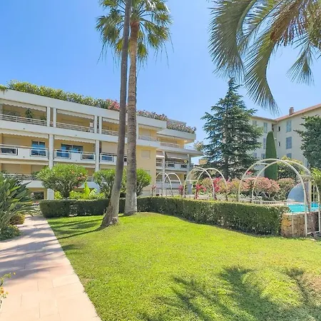 Lägenhet Le First By Winsome Destination *