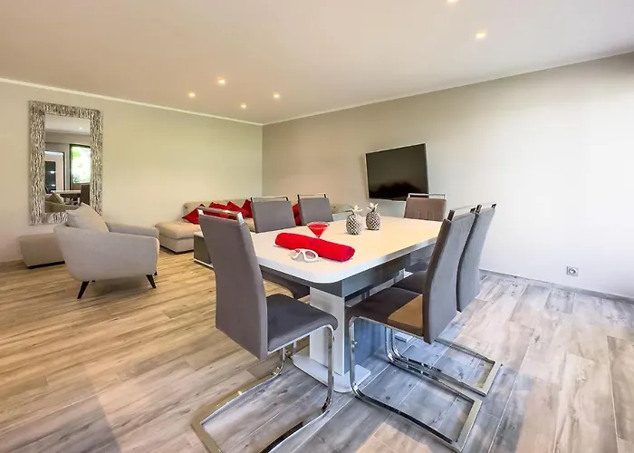 Le First By Winsome Destination