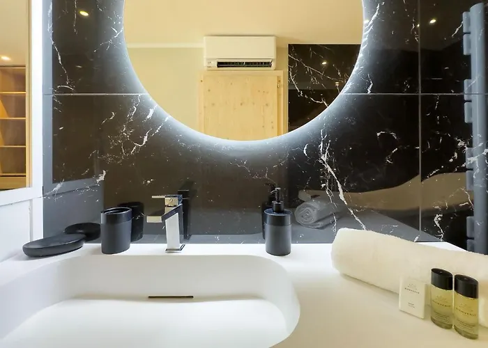 Le First By Winsome Destination *