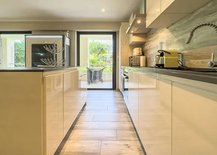 Le First By Winsome Destination